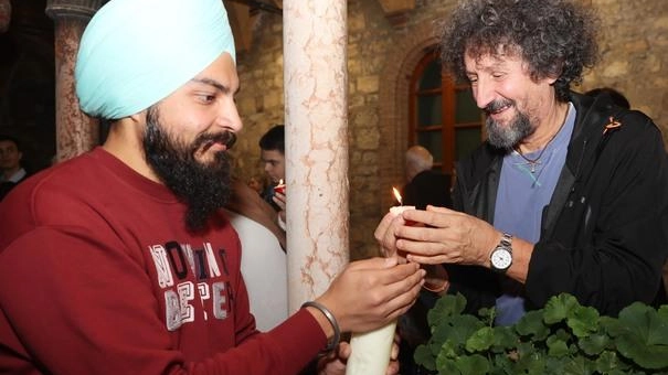 A destra Pierantonio Tremolada a una veglia interreligiosa per la pace nella chiesa di San Francesco A destra Pierantonio Tremolada a una veglia interreligiosa per la pace nella chiesa di San Francesco