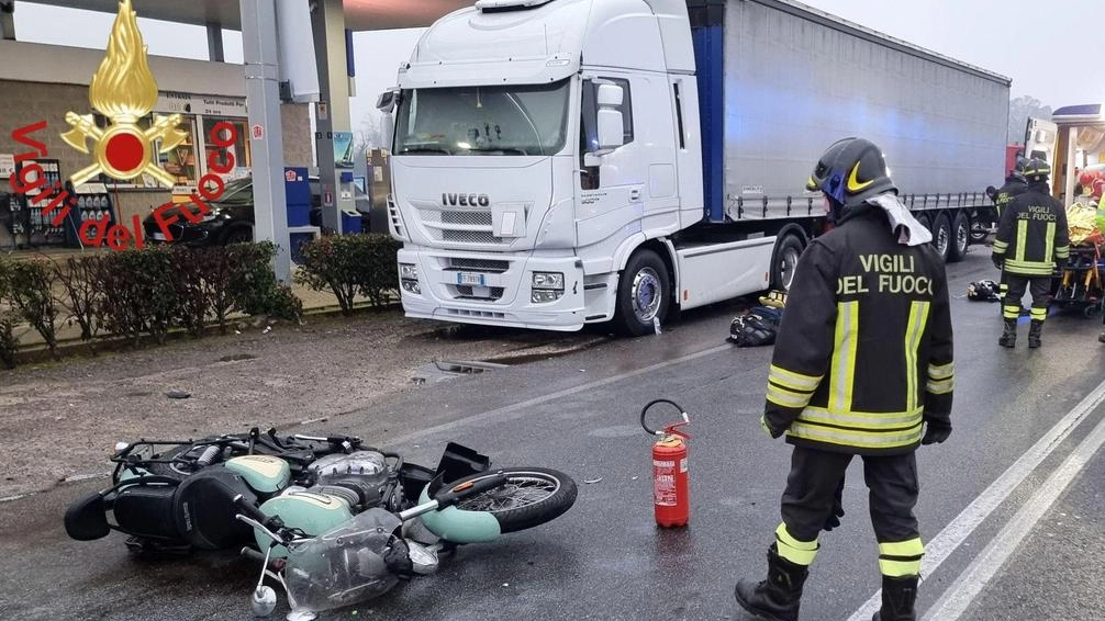 Grave incidente a Fenegrò: motociclista di 23 anni in condizioni critiche dopo scontro con auto in manovra. Intervento di soccorso e ricovero al Sant'Anna. Grave incidente a Fenegrò: motociclista di 23 anni in condizioni critiche dopo scontro con auto in manovra. Intervento di soccorso e ricovero al Sant'Anna.
