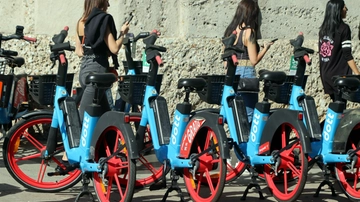 Milano, la crisi della mobilità in sharing: noleggi in calo e aumento dei costi. “Serve un nuovo modello”