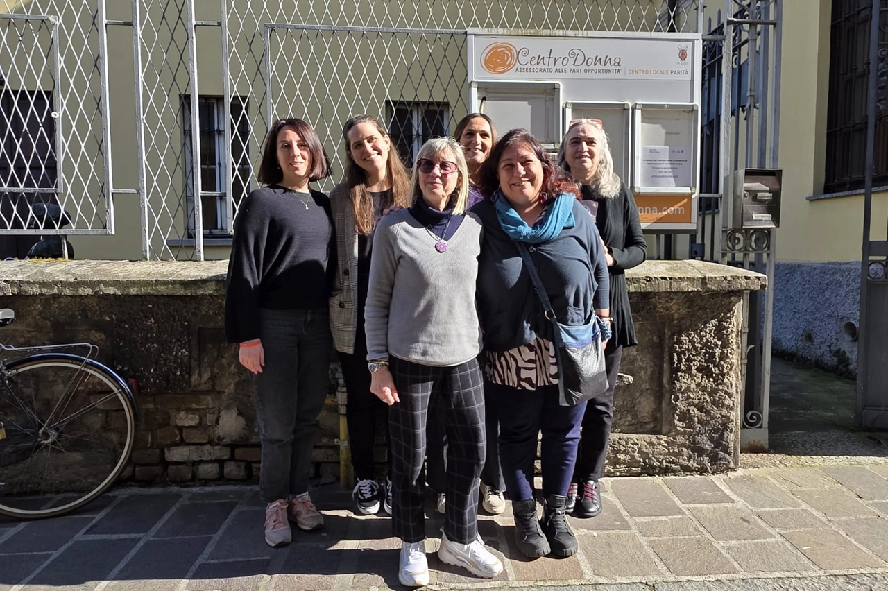 Le rappresentanti di rete scolastica Non sei da sola, Famiglia Nuova, Toponomastica femminile, Rumorosse e Se non ora, quando, Snoq Lodi alla presente del progetto di rete sulla salute mestruale