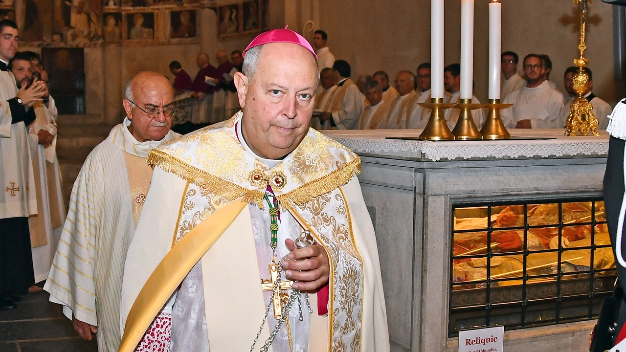 Il vescovo di Como Oscar Cantoni ha denunciato gli effetti dell’overtourism e le conseguenze sulla comunità nel corso dell’omelia per la festa di Sant’Abbondio il patrono di Como Il vescovo di Como Oscar Cantoni ha denunciato gli effetti dell’overtourism e le conseguenze sulla comunità nel corso dell’omelia per la festa di Sant’Abbondio il patrono di Como