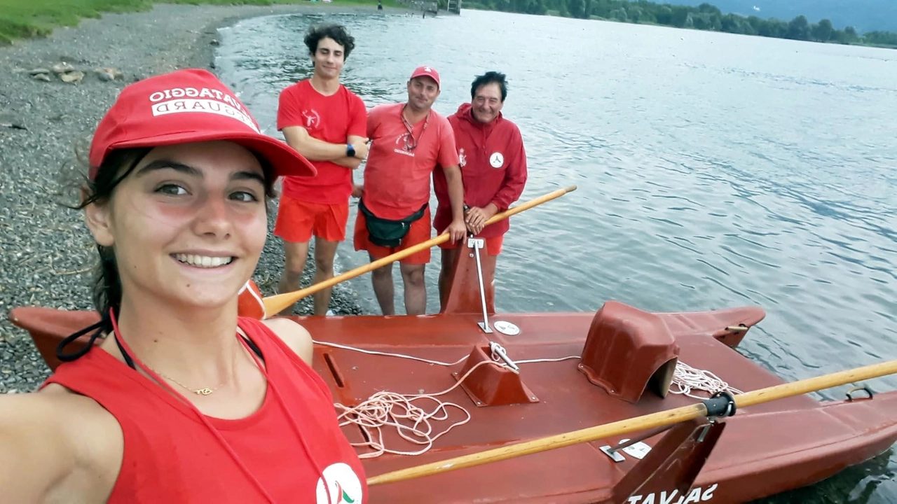 Da sinistra Dea Vender Simone Garolini Gabriele Bresesti e Massimo Nirosi bagnini dell’associazione Amici di Claudio fondata in memoria del quindicenne morto annegato nel lago in un pomeriggio di luglio del 2007 Da sinistra Dea Vender Simone Garolini Gabriele Bresesti e Massimo Nirosi bagnini dell’associazione Amici di Claudio fondata in memoria del quindicenne morto annegato nel lago in un pomeriggio di luglio del 2007