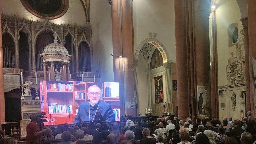 Sul maxischermo l’immagine del cardinale Pierbattista Pizzaballa collegato in streaming da Gerusalemme (Torres) Sul maxischermo l’immagine del cardinale Pierbattista Pizzaballa collegato in streaming da Gerusalemme (Torres)