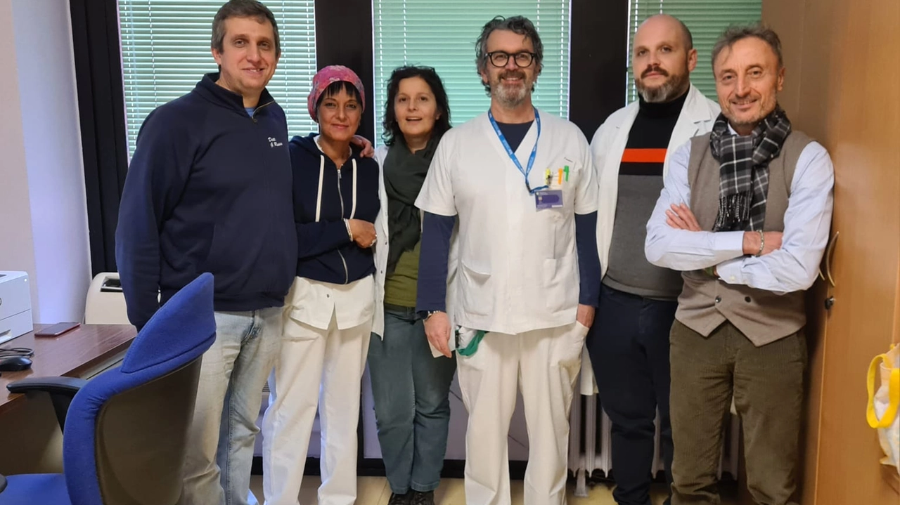 Alcuni componenti dell’équipe del dottor Gianluca Russo, primo a sinistra, con il direttore sanitario dell’Asst di Lodi, Giovanni Monza (primo a destra) Alcuni componenti dell’équipe del dottor Gianluca Russo, primo a sinistra, con il direttore sanitario dell’Asst di Lodi, Giovanni Monza (primo a destra)