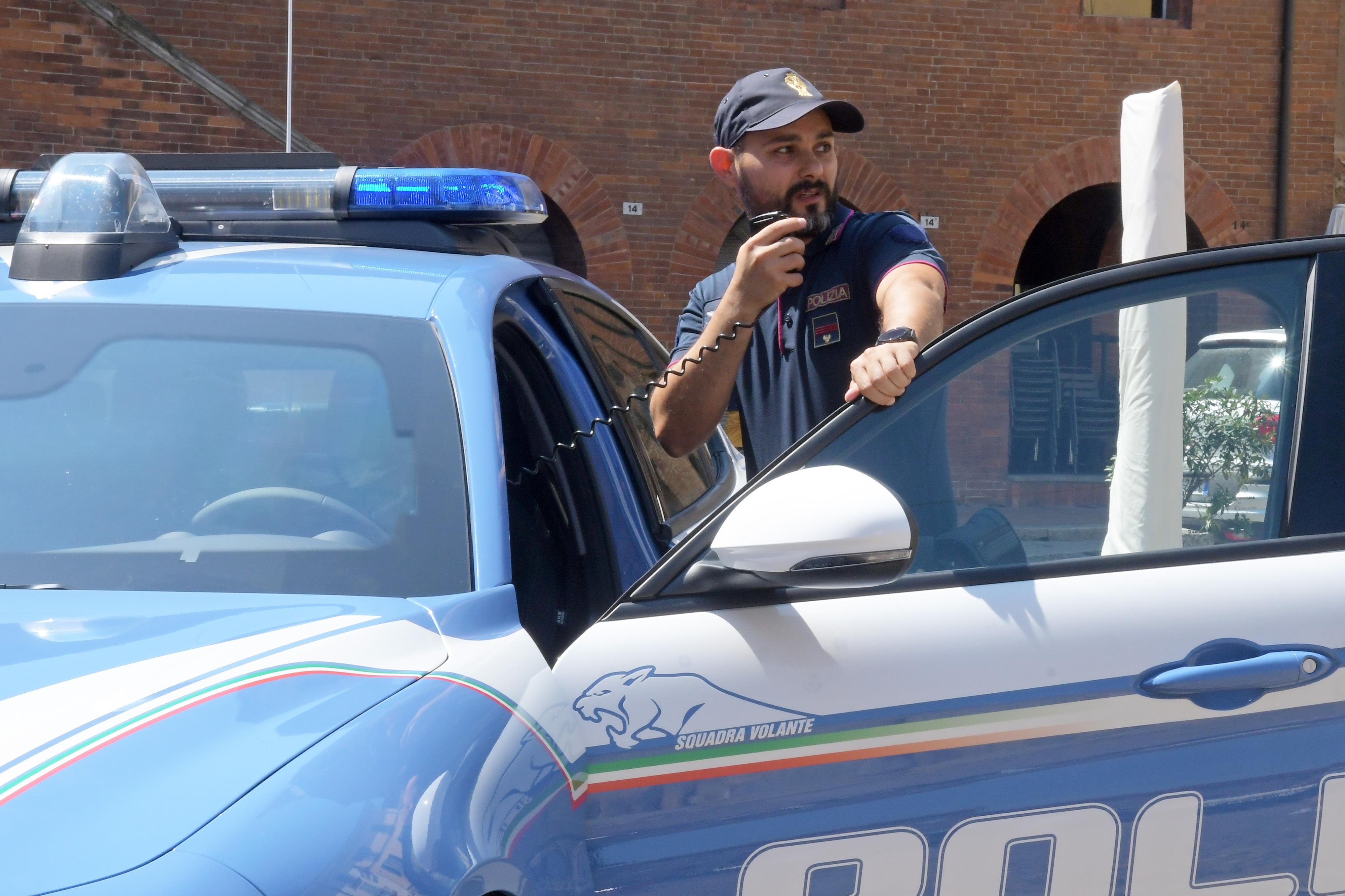 Pavia, tentano di sradicare una grondaia in rame e poi di forzare un parcometro: arrestati