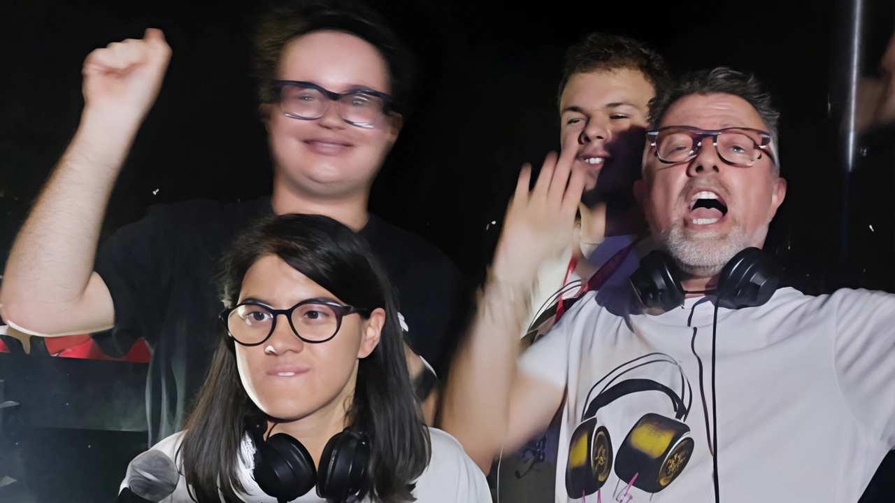 I deejay di Facciavista Perry, Mumu e Tamara alla console allestita ai Boschetti della Villa I deejay di Facciavista Perry, Mumu e Tamara alla console allestita ai Boschetti della Villa