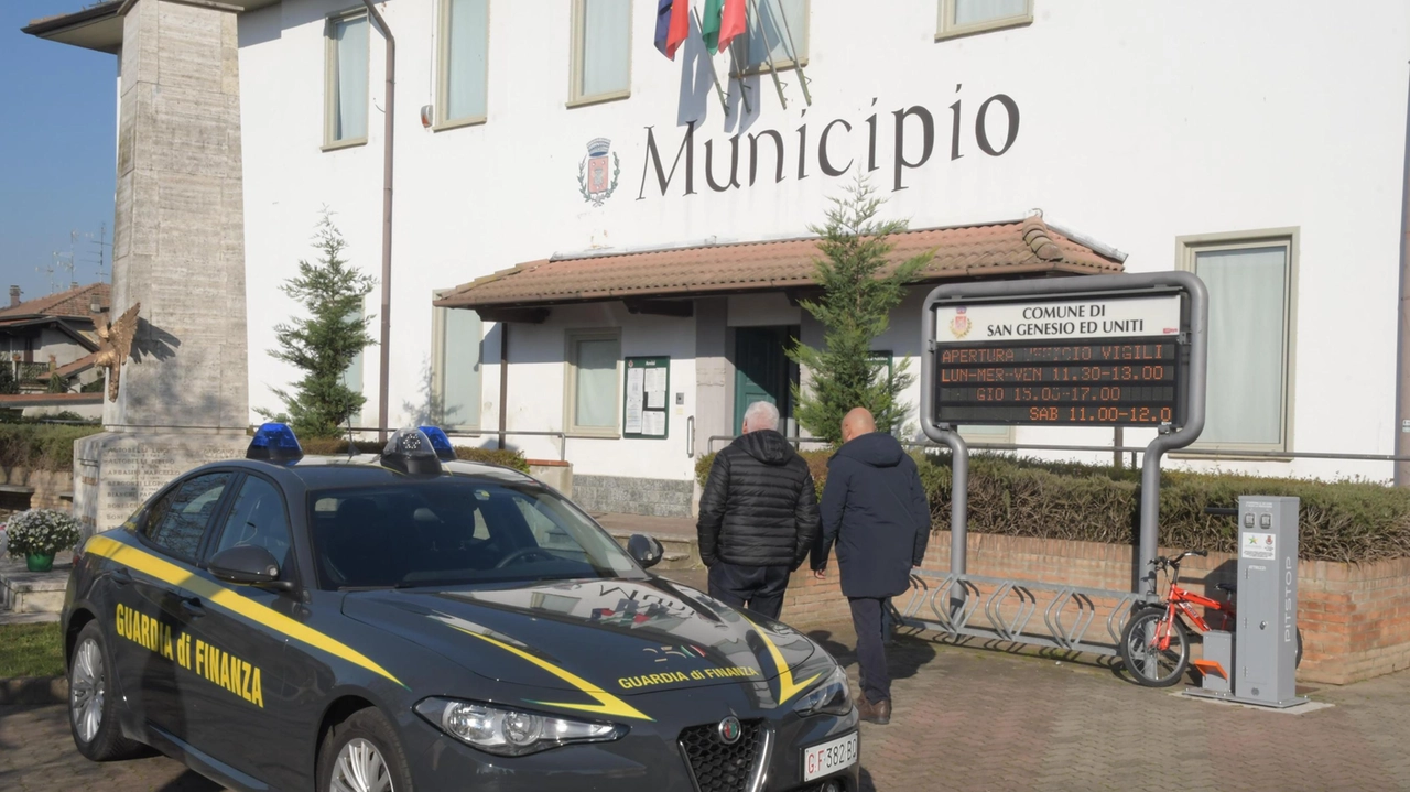 La Finanza davanti al municipio di San Genesio