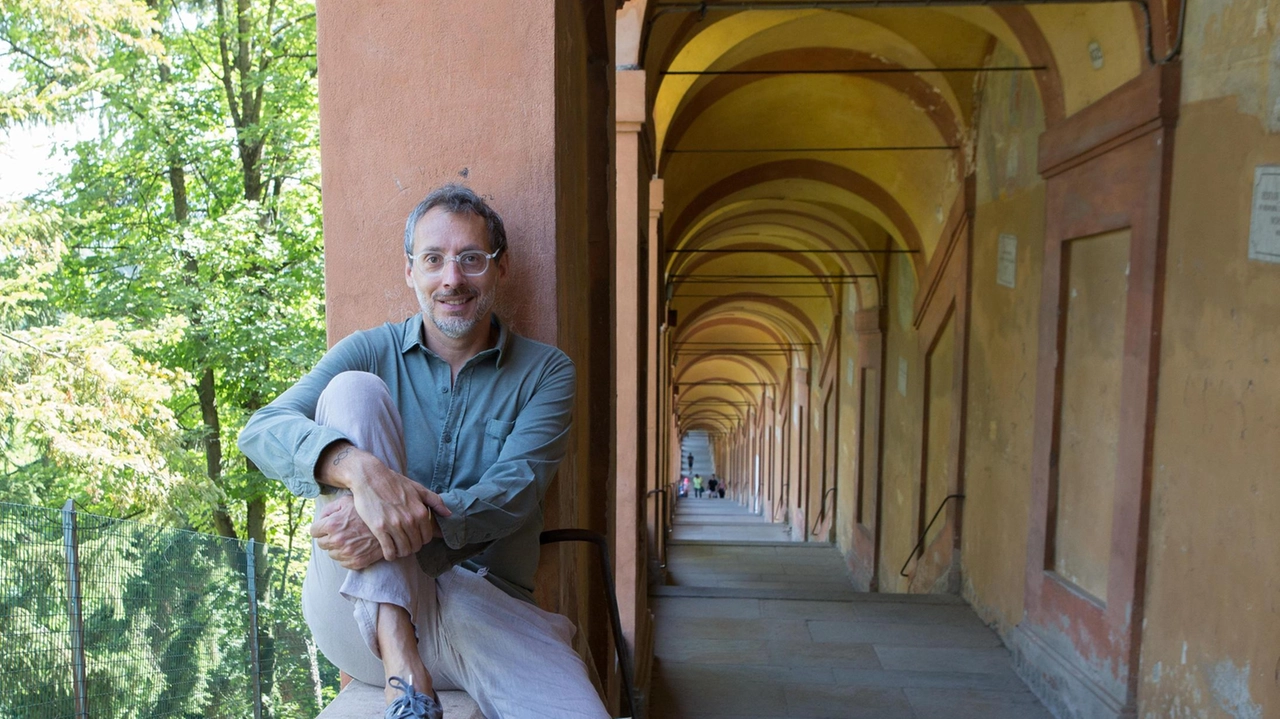 Federico Taddia racconta la vita del genio e l’attualità del suo esempio "Insegna che anche la noia può essere produttiva: fa viaggiare il cervello". Federico Taddia racconta la vita del genio e l’attualità del suo esempio "Insegna che anche la noia può essere produttiva: fa viaggiare il cervello".