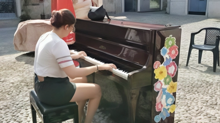 A Busto Arsizio, questo fine settimana si svolgeranno la festa del commercio con lo "Sbaracco" e l'evento musicale "Suonami", che metterà a disposizione sei pianoforti verticali in città per i cittadini desiderosi di suonare. Gli studenti di musica sono invitati a partecipare. A Busto Arsizio, questo fine settimana si svolgeranno la festa del commercio con lo "Sbaracco" e l'evento musicale "Suonami", che metterà a disposizione sei pianoforti verticali in città per i cittadini desiderosi di suonare. Gli studenti di musica sono invitati a partecipare.