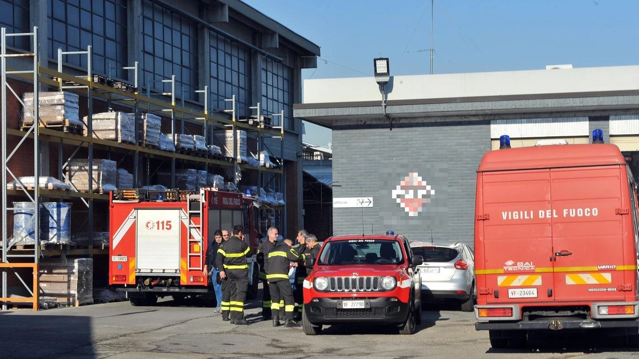 Assieme alle Volanti della polizia e al personale di Ats, sono intervenuti anche i vigili del fuoco (immagine di repertorio)