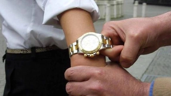 Il prezioso orologio è stata violentemente strappato dal polso della vittima (Immagine d'archivio) Il prezioso orologio è stata violentemente strappato dal polso della vittima (Immagine d'archivio)