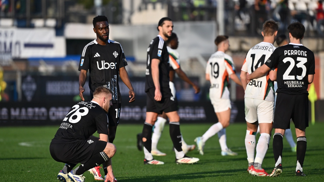La delusione dei giocatori del Como a fine partita La delusione dei giocatori del Como a fine partita