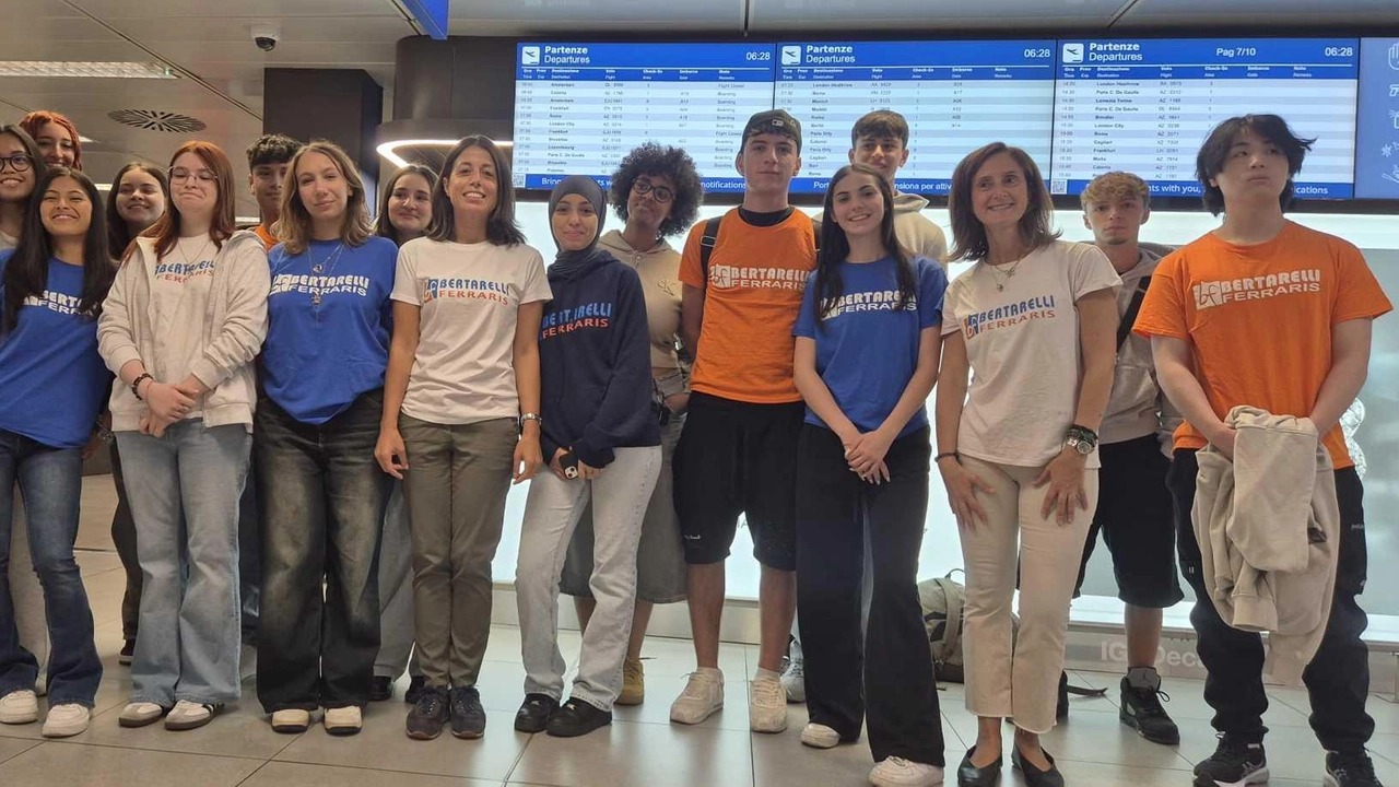 I progetti del Bertarelli-Ferraris che accelera sulla mobilità, gli scambi internazionali e gli stage all’estero. Il preside Militante: "Ricadute dal punto di vista linguistico, professionale e anche sull’autonomia". I progetti del Bertarelli-Ferraris che accelera sulla mobilità, gli scambi internazionali e gli stage all’estero. Il preside Militante: "Ricadute dal punto di vista linguistico, professionale e anche sull’autonomia".
