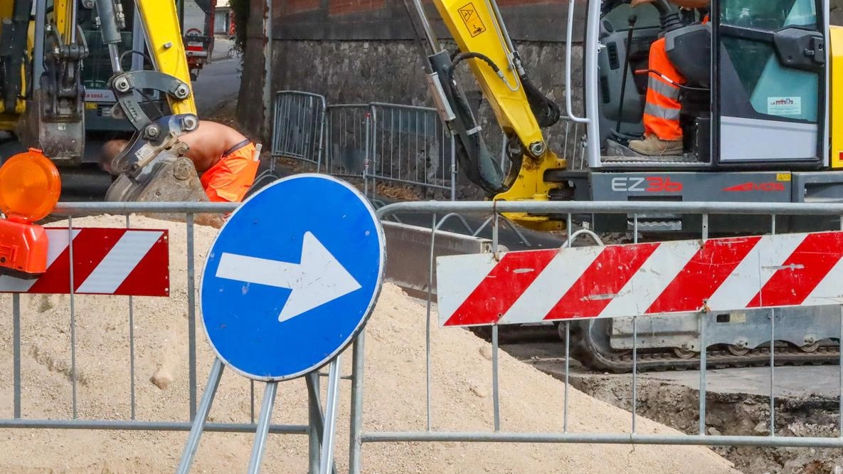 Lavori in corso per nuova rotonda sulla superstrada 629 a Vergiate, eliminando semaforo per migliorare viabilità e sicurezza. Progetto Anas prevede tre rotonde con investimento di 4,6 milioni di euro. Lavori in corso per nuova rotonda sulla superstrada 629 a Vergiate, eliminando semaforo per migliorare viabilità e sicurezza. Progetto Anas prevede tre rotonde con investimento di 4,6 milioni di euro.