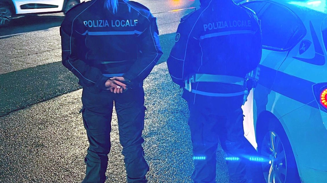 Operazione antidroga ad Abbiategrasso: sequestrati 5,5g di hashish, controllati esercizi pubblici sospetti. Obiettivo: aumentare sicurezza sul territorio.