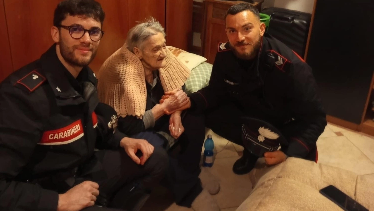 Anna, 97 anni, telefona al 112: “Sono sola e vorrei augurare buona Pasqua ai carabinieri”. La pattuglia di Mantova va a trovarla a casa