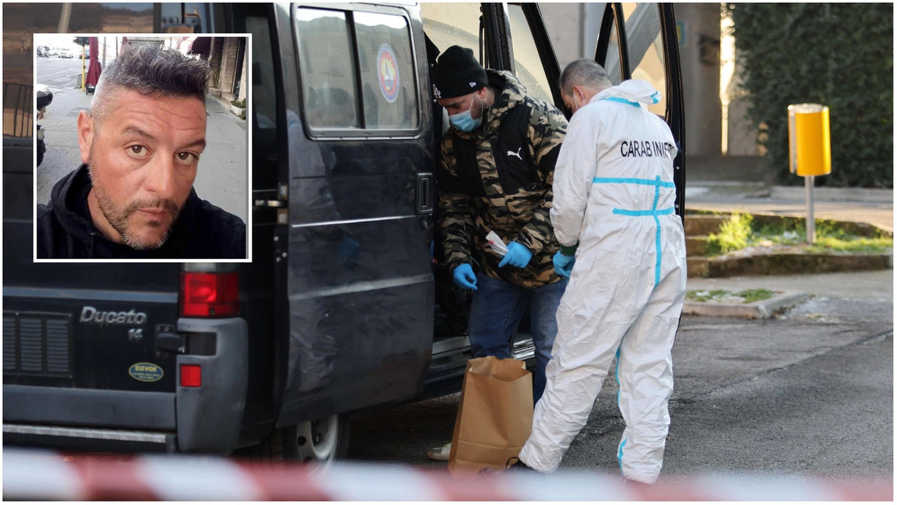 I rilievi sul luogo dell'omicidio; nel riquadro, la vittima Roberto Comelli I rilievi sul luogo dell'omicidio; nel riquadro, la vittima Roberto Comelli
