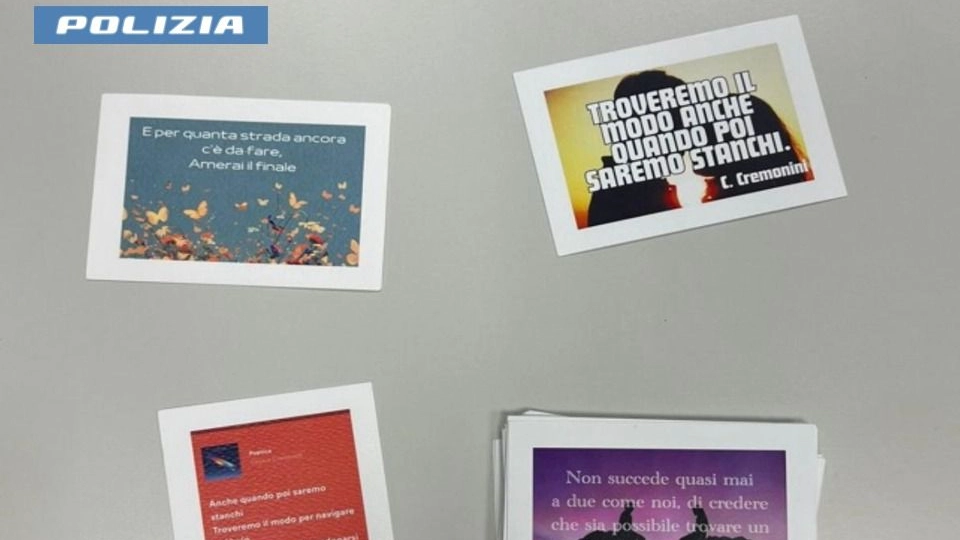 Le cartoline sequestrate dalla polizia a Milano Le cartoline sequestrate dalla polizia a Milano