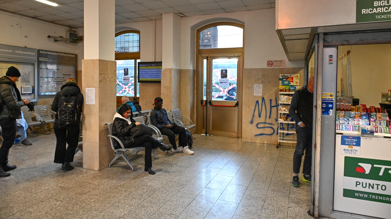 Il titolare del chiosco della stazione lancia l’allarme degrado e sicurezza La situazione è diventata insostenibile tra scritte sui muri rifiuti ovunque e continui atti vandalici Il titolare del chiosco della stazione lancia l’allarme degrado e sicurezza La situazione è diventata insostenibile tra scritte sui muri rifiuti ovunque e continui atti vandalici