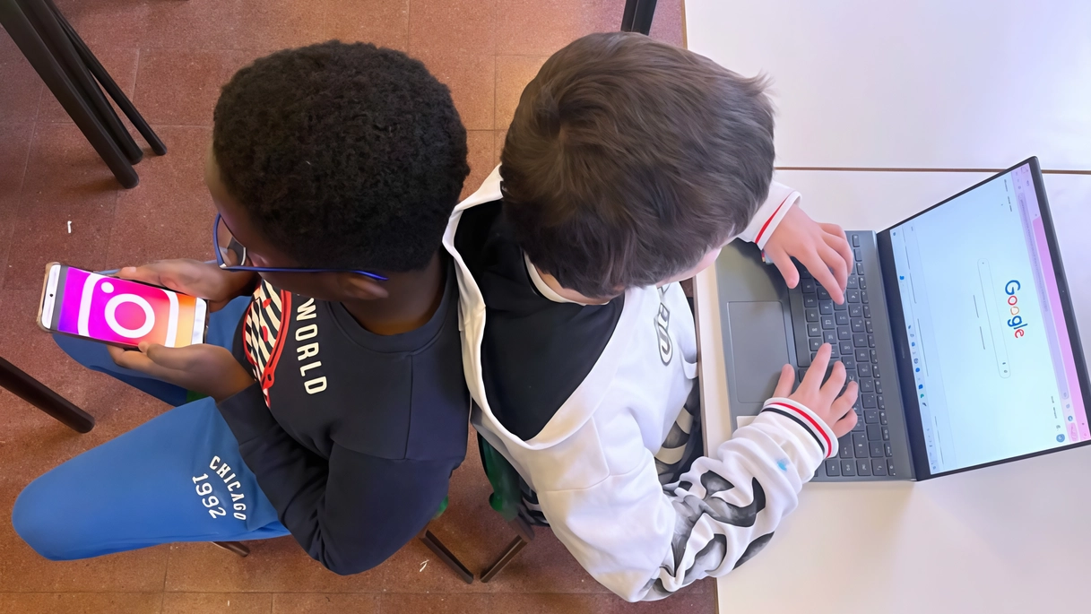 Passare ore davanti al pc o allo smartphone produce effetti negativi in tanti settori, dalla salute alla socializzazione Passare ore davanti al pc o allo smartphone produce effetti negativi in tanti settori, dalla salute alla socializzazione