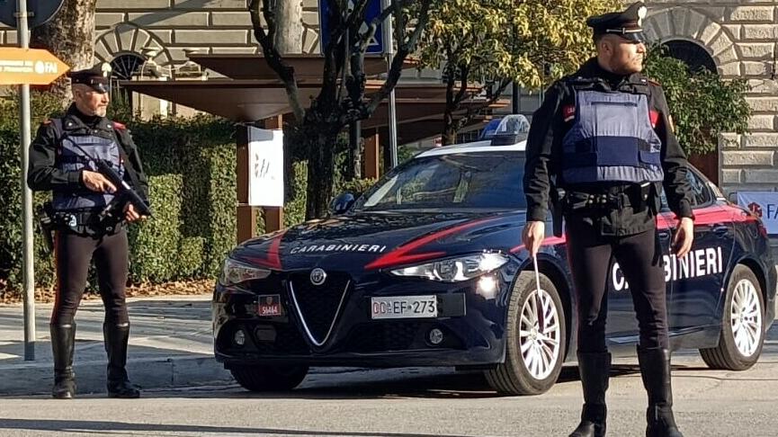 Fugge in auto all’alt dei carabinieri e getta 30 dosi di cocaina dal finestrino: arrestato Fugge in auto all’alt dei carabinieri e getta 30 dosi di cocaina dal finestrino: arrestato