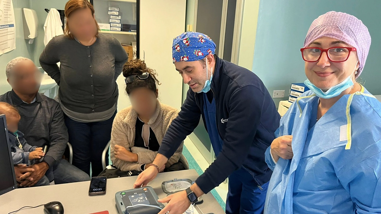La consegna del defibrillatore acquistato dall’associazione alla famiglia del bambino La consegna del defibrillatore acquistato dall’associazione alla famiglia del bambino