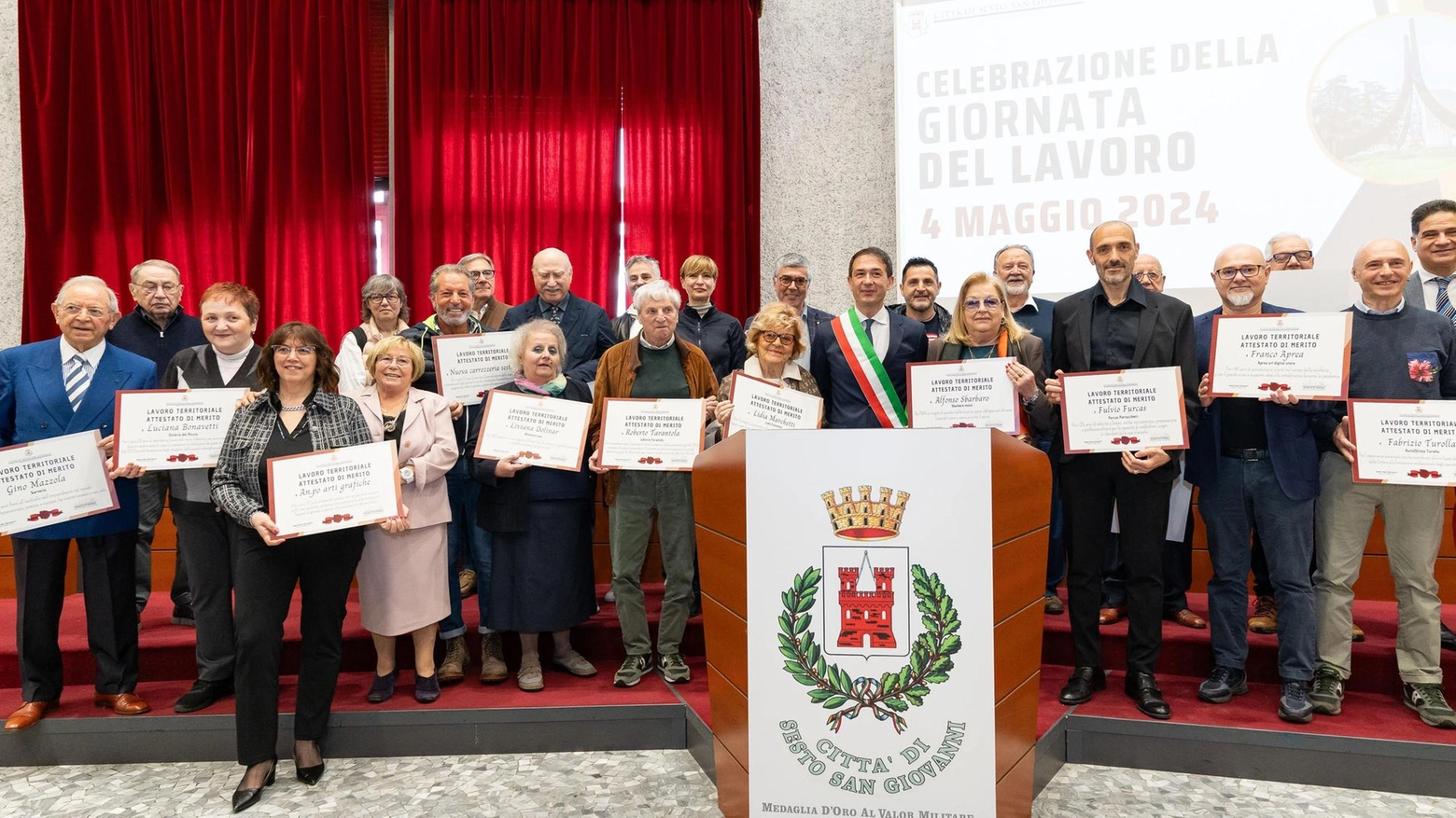 Foto di gruppo dei premiati. Molto applaudita Elena Speziali, per 40 anni insegnante alla Marzabotto