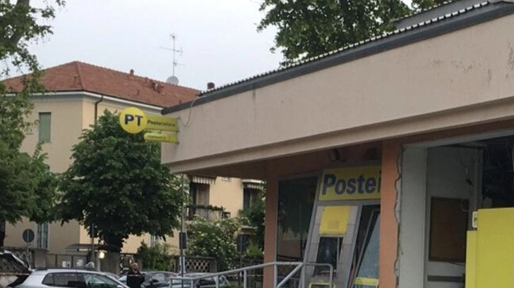 L'Ufficio Postale di Brugherio riapre dopo cinque mesi e mezzo di chiusura a causa di un attentato. Poste Italiane ha completato lavori di ristrutturazione e restyling per offrire un servizio migliorato ai cittadini. L'Ufficio Postale di Brugherio riapre dopo cinque mesi e mezzo di chiusura a causa di un attentato. Poste Italiane ha completato lavori di ristrutturazione e restyling per offrire un servizio migliorato ai cittadini.