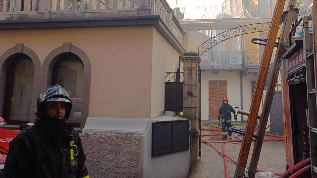 L’incendio nel centro di Iseo si sarebbe sviluppato da una canna fumaria dell’edificio storico. Una ventina di vigili del fuoco impegnati per ore per salvare il nucleo di costruzioni medievali. L’incendio nel centro di Iseo si sarebbe sviluppato da una canna fumaria dell’edificio storico. Una ventina di vigili del fuoco impegnati per ore per salvare il nucleo di costruzioni medievali.