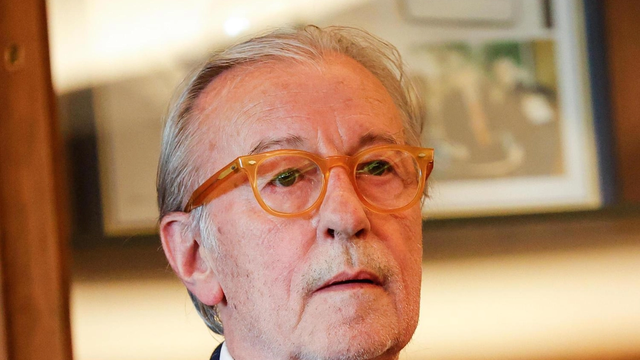 Il giornalista Vittorio Feltri scatena polemiche a Milano con dichiarazioni contro le piste ciclabili. Opposizione e politici chiedono le sue dimissioni. Il giornalista Vittorio Feltri scatena polemiche a Milano con dichiarazioni contro le piste ciclabili. Opposizione e politici chiedono le sue dimissioni.