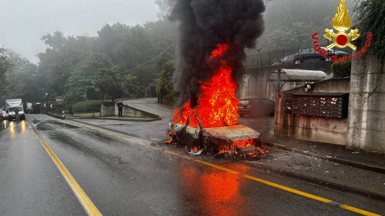 Le fiamme non hanno lasciato scampo al veicolo, ma il conducente ne è uscito incolume Le fiamme non hanno lasciato scampo al veicolo, ma il conducente ne è uscito incolume