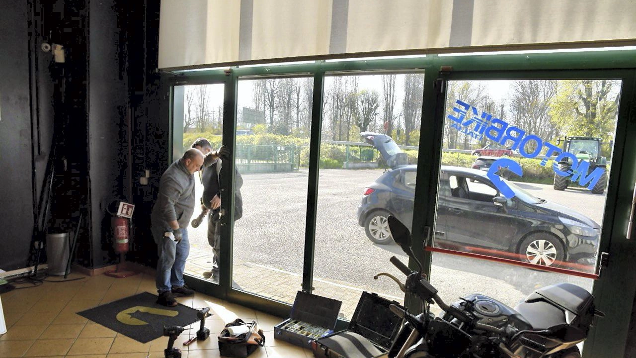 I lavori alla vetrata della concessionaria