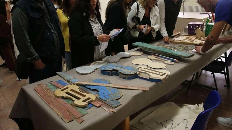 Braccialetti, portachiavi, portadocumenti, portaocchiali, bracciali, borse, zaini e giubbotti. Tutto fatto nei laboratori del carcere con materiali di scarto anche delle griffe del lusso. Braccialetti, portachiavi, portadocumenti, portaocchiali, bracciali, borse, zaini e giubbotti. Tutto fatto nei laboratori del carcere con materiali di scarto anche delle griffe del lusso.