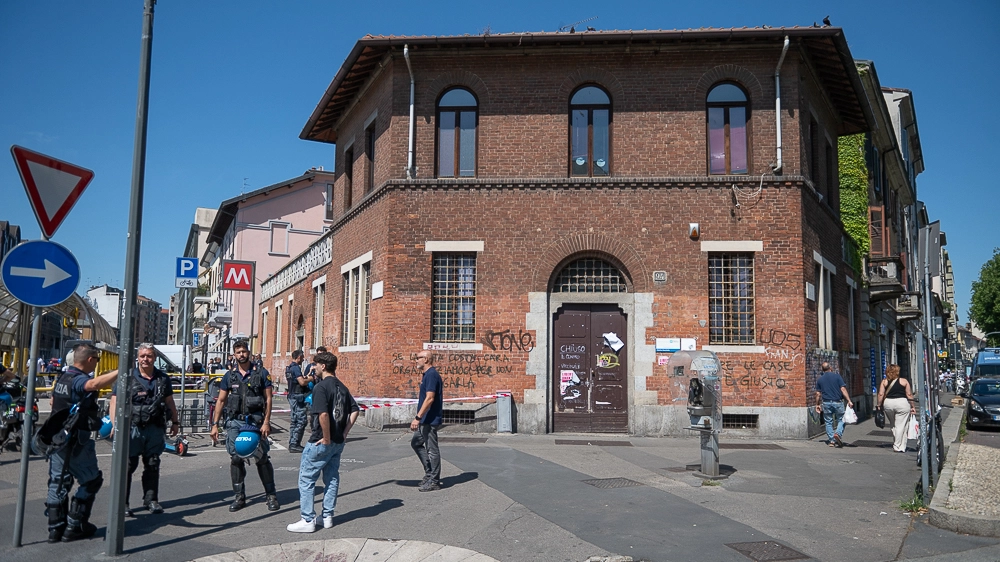 La polizia nell'operazione di sgombero ex centro vaccinale Brenta La polizia nell'operazione di sgombero ex centro vaccinale Brenta