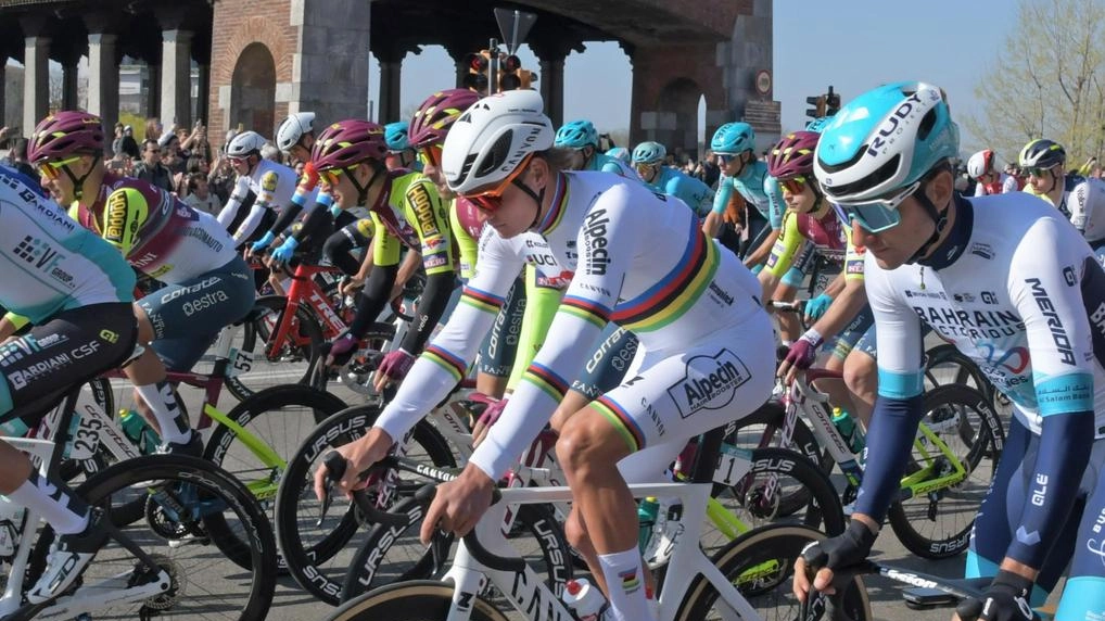 Pavia, maglie in vetrina e mostre di bici del passato. Viabilità rivoluzionata Pavia, maglie in vetrina e mostre di bici del passato. Viabilità rivoluzionata