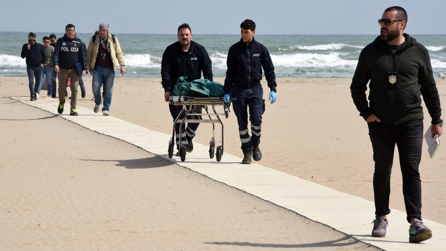 La polizia sul luogo dell'incidente mortale sulla spiaggia di Rimini (Foto Manuel Migliorini / Adriapress)