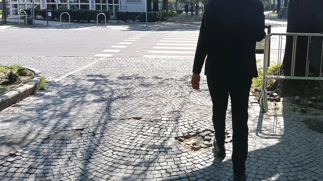 Ogni giorno migliaia di persone percorrono via Dante Alighieri. Sono cittadini, studenti, turisti e lavoratori. Chi a piedi, chi in...