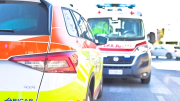 Bimbo caduto da auto in corsa, i punti da chiarire: com’è successo, chi guidava e il mistero della portiera