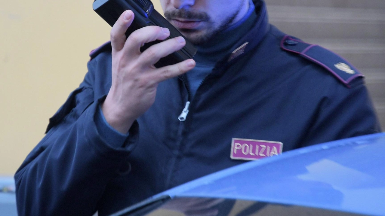 Gallarate, ragazzo di 19 anni ha aggredito uno straniero bloccato dalla Polizia Gallarate, ragazzo di 19 anni ha aggredito uno straniero bloccato dalla Polizia