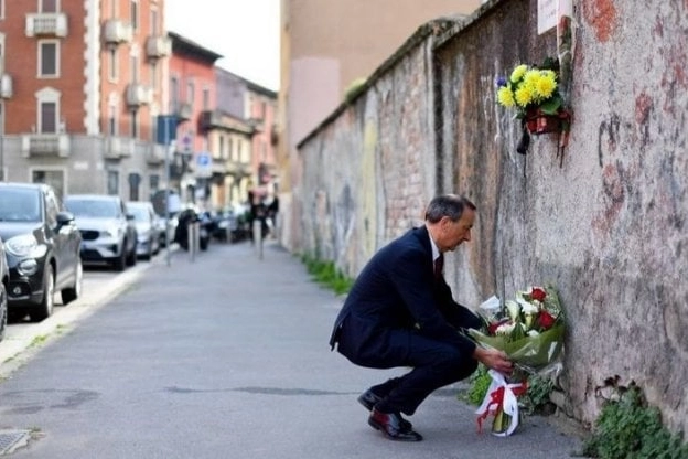 Il sindaco Giuseppe Sala mentre deposita fiori vicino alla lapide dedicata a Fausto e Iaio