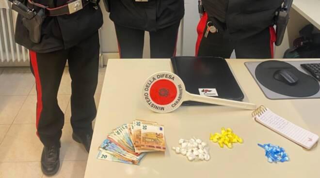 Droga nascosta nel manico della scopa e soldi tra i giocattoli delle figlie, 28enne arrestata a Manerbio Droga nascosta nel manico della scopa e soldi tra i giocattoli delle figlie, 28enne arrestata a Manerbio