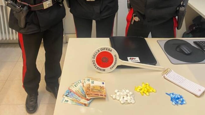 La droga e i soldi sequestrati dai carabinieri di Manerbio