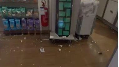 I cocci degli oggetti spaccati dal cliente all’interno del negozio in Baires I cocci degli oggetti spaccati dal cliente all’interno del negozio in Baires