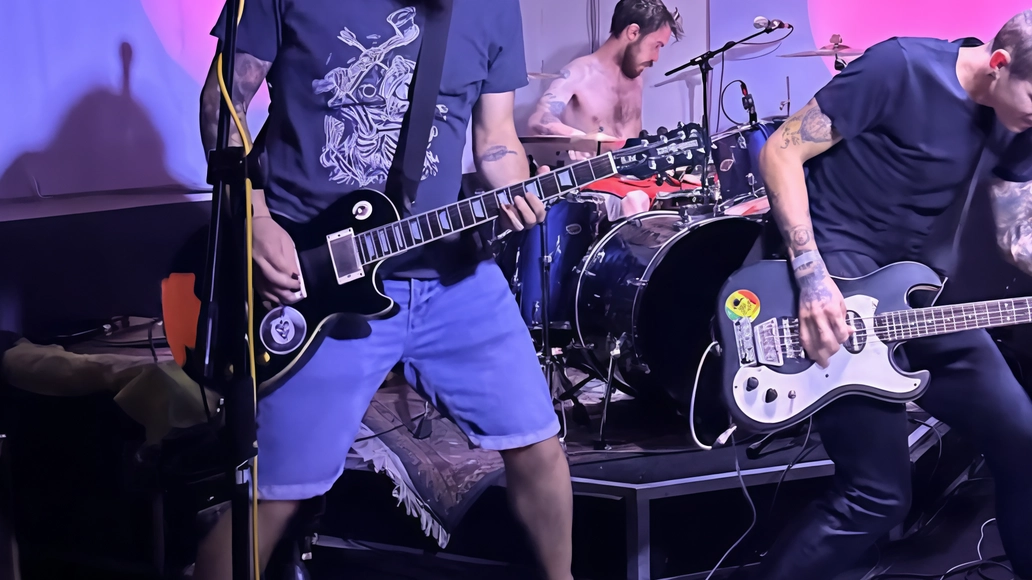 A Mezzago spazio anche alla furia del punk, giochi di carte e montagna A Mezzago spazio anche alla furia del punk, giochi di carte e montagna