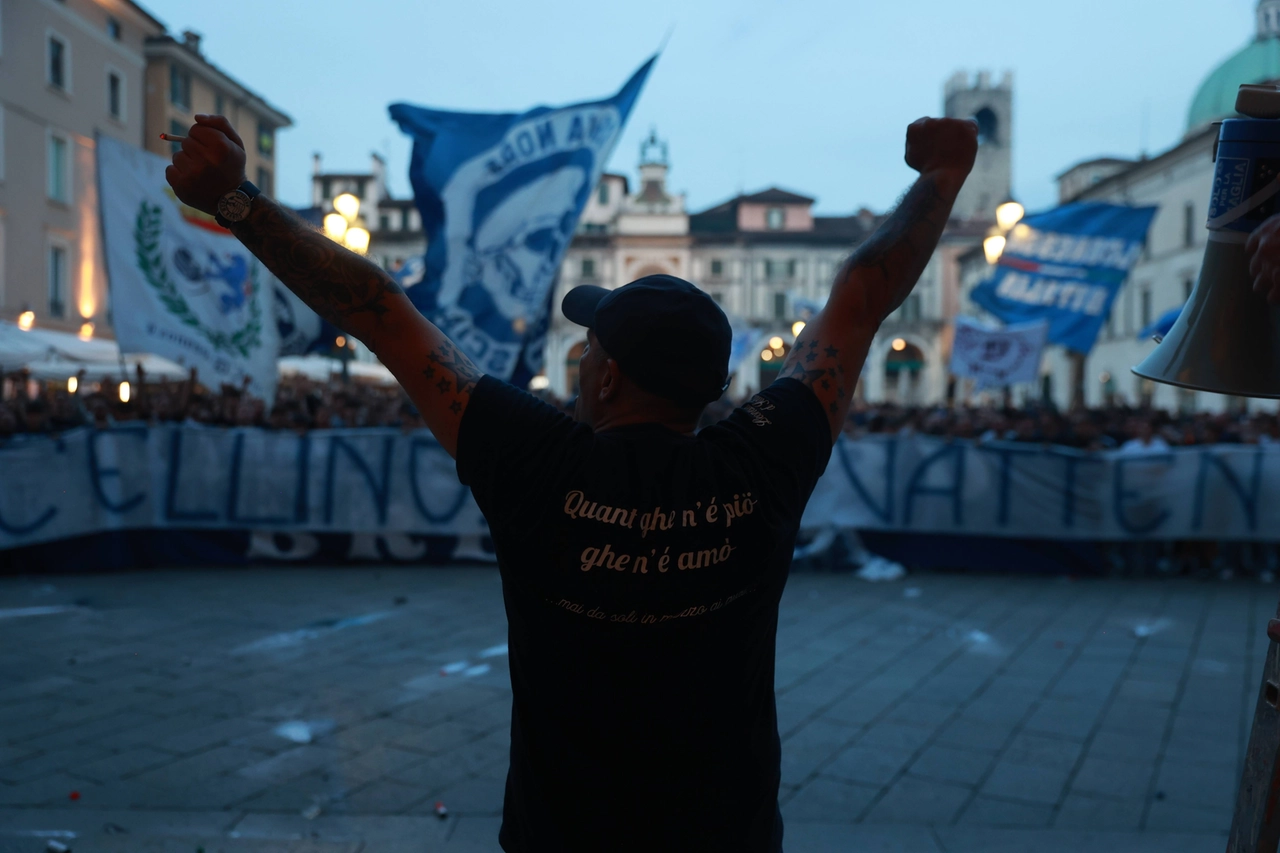 La protesta tifosi del Brescia in piazza della Loggia
