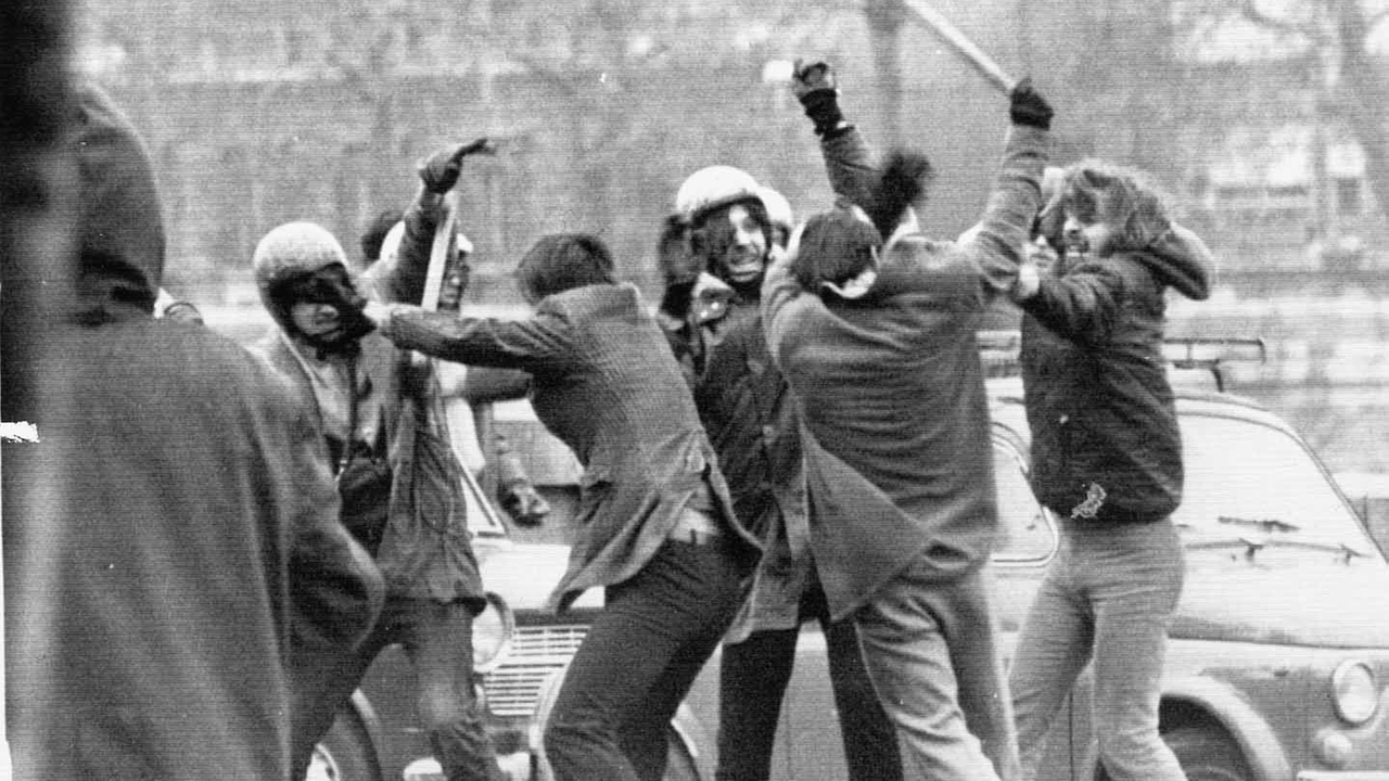 Scontri tra militanti di estrema sinistra ed estrema destra durante una manifestazione a Milano nel marzo del 1970 (foto Emblema) Scontri tra militanti di estrema sinistra ed estrema destra durante una manifestazione a Milano nel marzo del 1970 (foto Emblema)