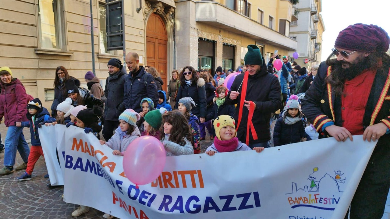 Dopo uno stop di cinque anni a causa della pandemia, è tornata la marcia dei bambini organizzata nell’ambito del Festival dei diritti per dare visibilità alle prerogative fondamentali dell’infanzia come il diritto all’educazione Dopo uno stop di cinque anni a causa della pandemia, è tornata la marcia dei bambini organizzata nell’ambito del Festival dei diritti per dare visibilità alle prerogative fondamentali dell’infanzia come il diritto all’educazione