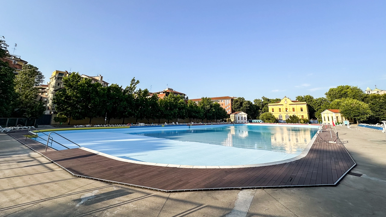La vasca della piscina in fase di svuotamento Il parchetto di fianco rimane accessibile (Foto Canella) La vasca della piscina in fase di svuotamento Il parchetto di fianco rimane accessibile (Foto Canella)