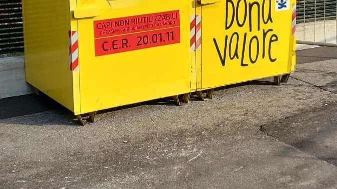Piattaforma ecologica comunale di via Papa Giovanni XXIII: qui si possono smaltire abiti usati Piattaforma ecologica comunale di via Papa Giovanni XXIII: qui si possono smaltire abiti usati