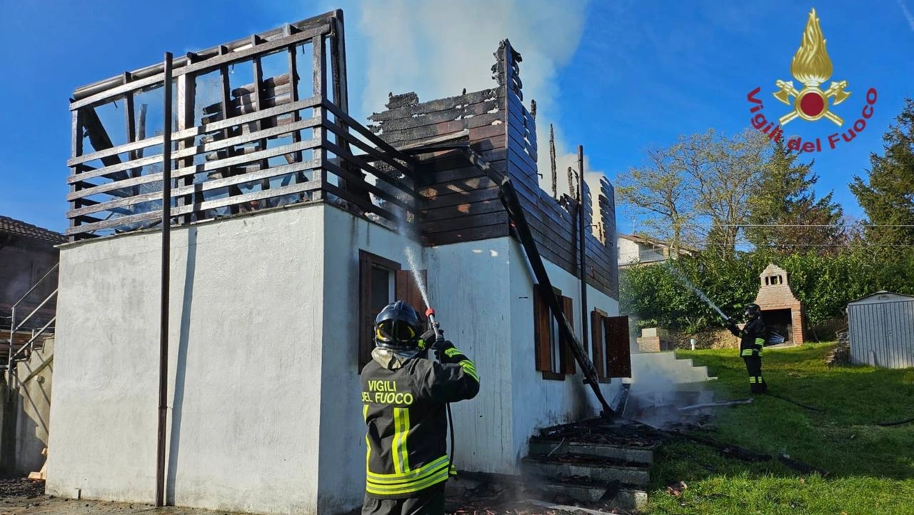 Incendio nell’Oltrepò Pavese: casa devastata dalle fiamme a Romagnese Incendio nell’Oltrepò Pavese: casa devastata dalle fiamme a Romagnese